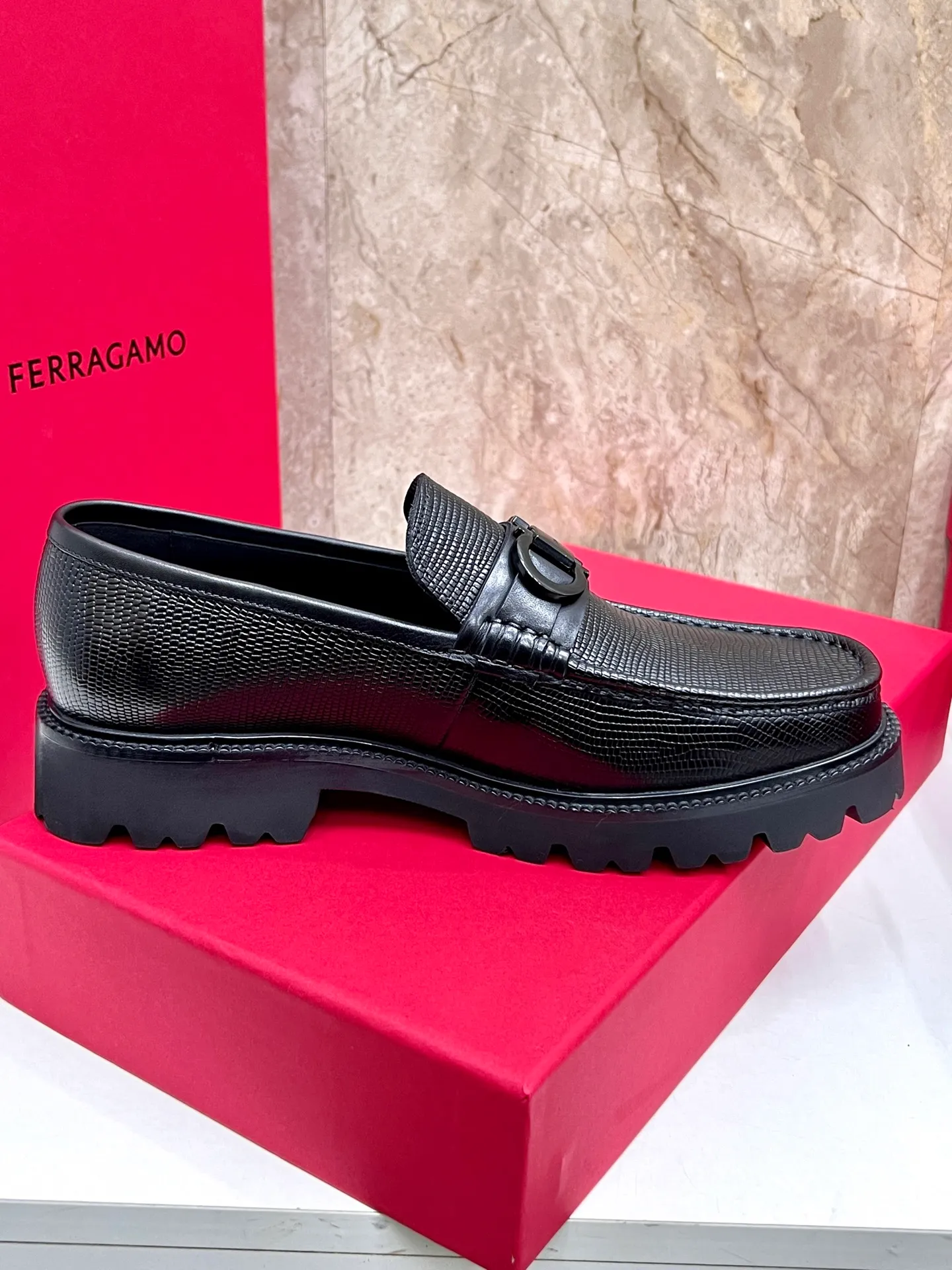 Original quality P580 Brand: Ferragamo Standard size: Men's size 38/44 (45.46 can be customized) Grade: Same style as the official website High-quality men's shoes Material: Customized first-layer calfskin with water-dyed cowhide lining Cowhide tiptoe Original non-slip and wear-resistant rubber outsole Style category: Men's formal business leather shoes are young and fashionable European and American trends British style Casual matching and comfortable feet Color: actual picture